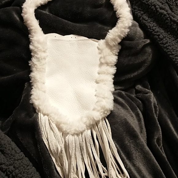White leather fringe bag with faux fur. - Picture 3 of 5
